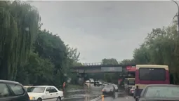 У Луцьку «попливла» вулиця: автомобілі стоять у заторах (фото)