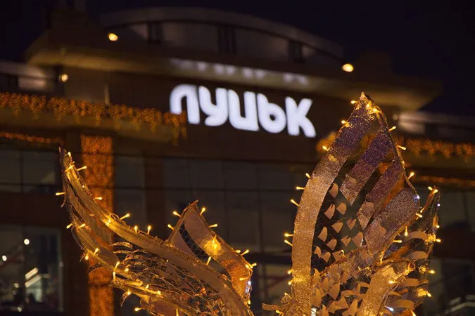 У центрі Луцька загорілася святкова ілюмінація. З димом та вогнем (відео)