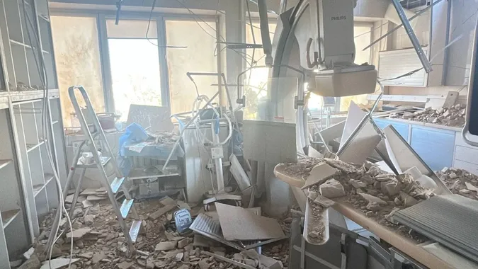 росіяни вдруге вдарили по Інституту Стражеска в Києві – пошкоджена операційна (фото)