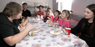 «В нас як в мурашнику»: родина з Волині виховує 13 дітей, з яких 10 – прийомні (відео)