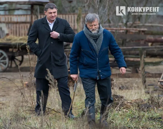 «ВАМ СПРАВДІ СТО?», — ЗАПИТУЮТЬ У ЯКОВА. «НІ, 99 ВСЬОГО ЛИШ», — ПОСМІЮЮЧИСЬ ВІДПОВІДАЄ ДІД. СТАНІСЛАВА БОКЛАНА (ПРАВОРУЧ) ТУТ МАЙЖЕ НЕ ВПІЗНАТИ. ЗА НИМ — «ВЕЛИКИЙ БОС» ОЛЕКСІЙ ЧЕРЕВАТЕНКО / ФОТО НАДАНО ПРЕС-СЛУЖБОЮ «1+1»