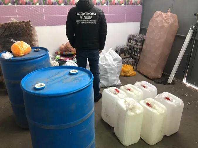 Волинська податкова міліція накрила склад-магазин контрафактного алкоголю (фото)