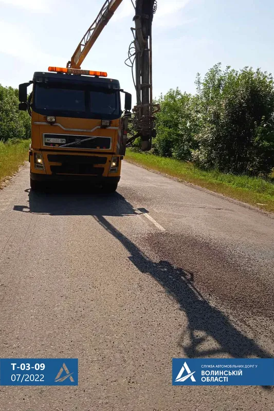 На Волині «латають» вибоїни на дорогах – водіям радять бути обачними (фото, відео)