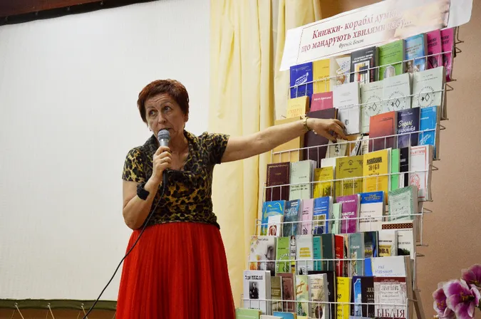 Одна з луцьких бібліотек поповнилася новими книгами від професорки (фото)