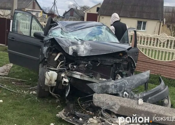 У Рожищі легковик зніс бетонну електроопору (фото)