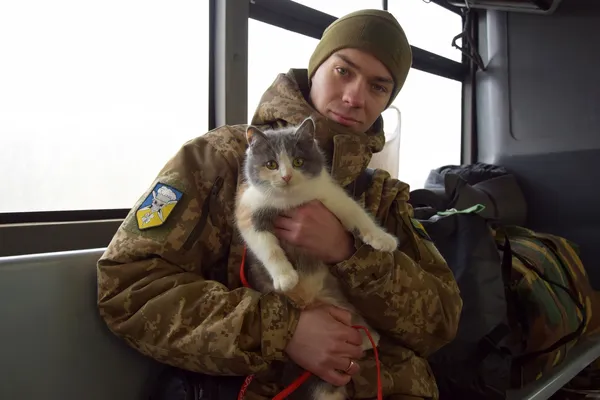 «Як я міг її там лишити?»: волинський прикордонник врятував кішку із зони бойових дій (фото)