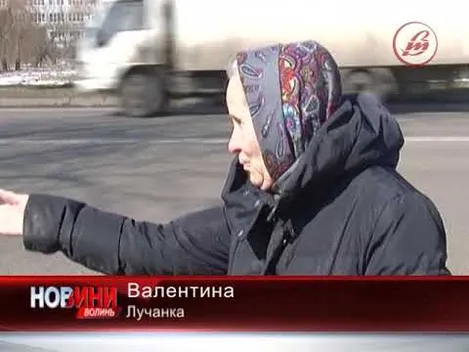 Лучани скаржаться на відсутність тротуарів на Набережній (відео)
