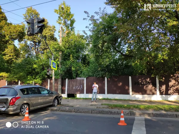 У Луцьку на Львівській автомобіль в'їхав у світлофор