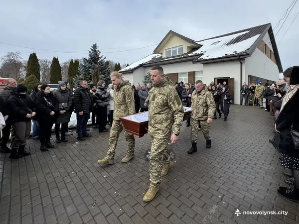 Назавжди 28: у Нововолинську попрощалися з воїном Андрієм Гоциком (фото)