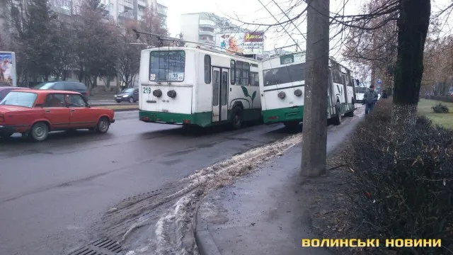 Не трамвай, але і не об'їхав: у Луцьку тролейбус «поцілував» таксі (фото)