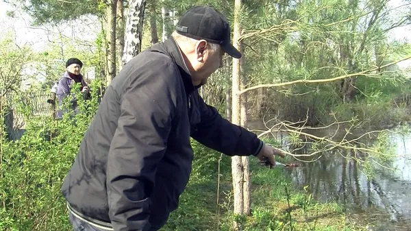 Анатолій Вовк показує, як близько вода підібралася до його ділянки