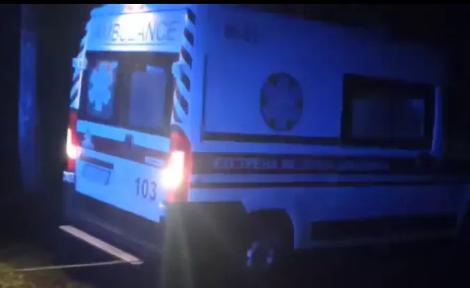 Вночі біля Луцька автомобіль «швидкої» загруз на польовій дорозі (відео)