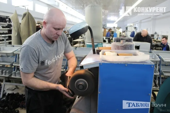 перед тим, як взуття потрапить до крамниць, його відправляють на «макіяж» - полірують спеціальними пастами, які нададуть блиску
