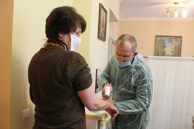 70 медиків Волинської обласної лікарні вакцинувалися проти COVID (фото)