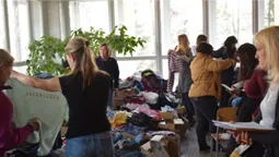 У луцькому Палаці учнівської молоді – пункт видачі допомоги переселенцям (фото)