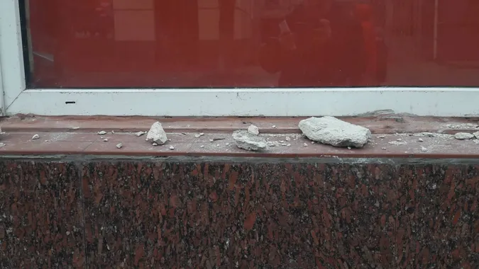 У центрі Луцька через сильний вітер осипається будинок (фото)