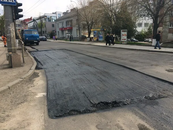 У Луцьку навпроти «Директорії» ремонтують дорогу (фото)
