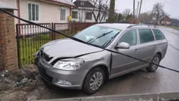 Не впоралася з кермом: у Камені-Каширському водійка в’їхала в електроопору