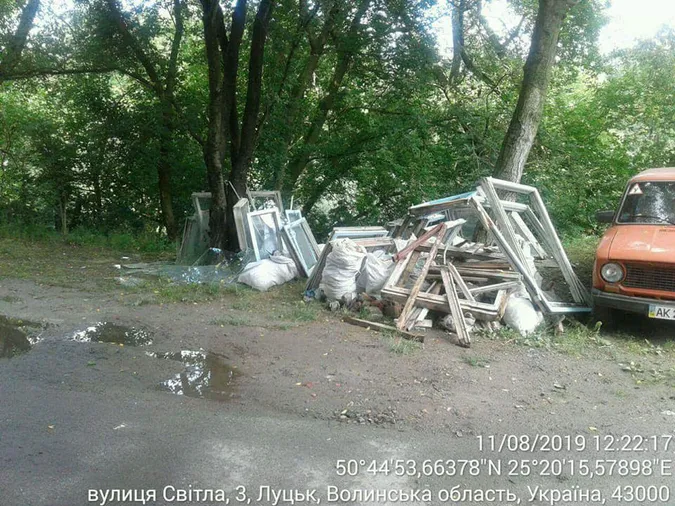 Під під'їздами, на тротуарах і газонах: лучани знову розкидають будсміття (фото)