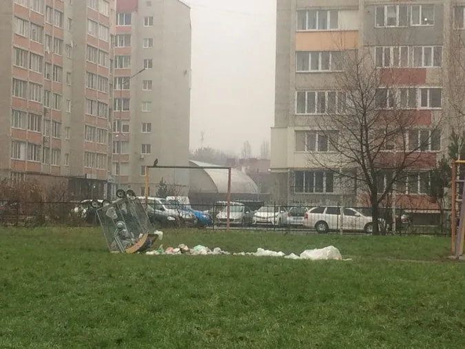 У Луцьку на дитячий майданчик висипали контейнер сміття (фотофакт)