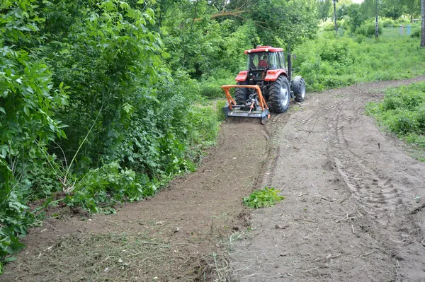У луцькому парку показали, як боротимуться із чагарниками завдяки мульчеру (фото,  відео)