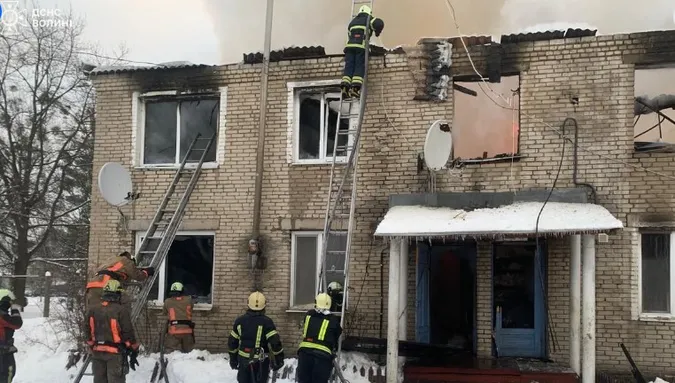 У селищі на Волині рятувальники ліквідували пожежу у багатоквартирному будинку (фото)