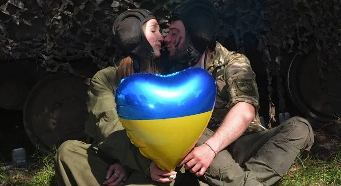 «Руки трусилися та плуталися слова»: танкіст романтично освідчився своїй коханій у її день народження (фото)