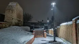 Засніжений Окольний замок у Луцьку в листопаді (фото)