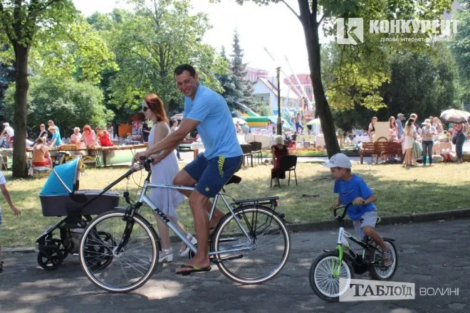 …каталися на велосипедах…