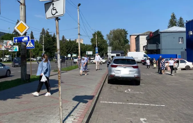У Луцьку паркохам зайняв місце стоянки для людей з інвалідністю