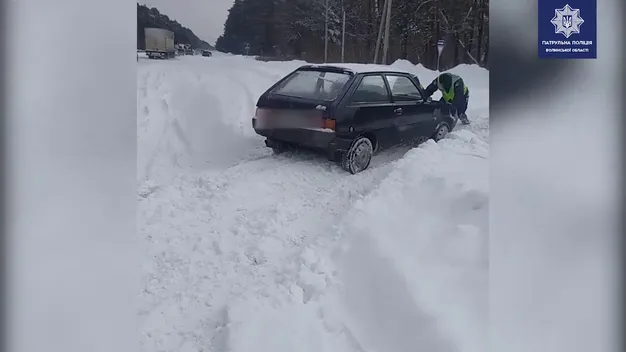На Волині патрульні виштовхали зі снігової пастки «Таврію» (відео)