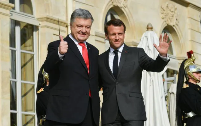 Порошенко зустрівся з Макроном у Парижі