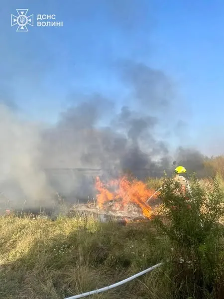 На Ковельщині через пожежу трави згоріла господарська споруда (фото)