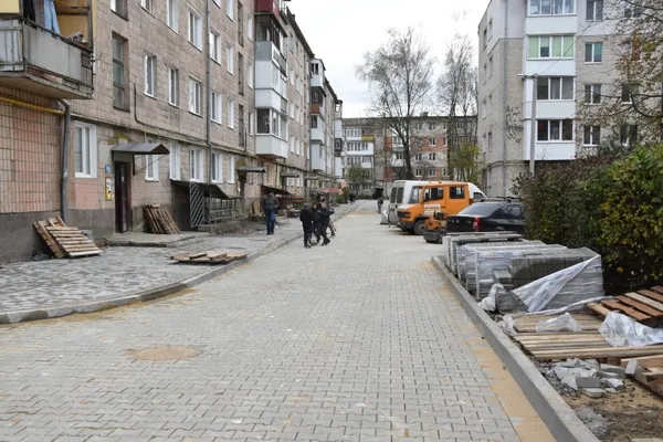 У Луцьку продовжують ремонтували вулиці та двори (фото)