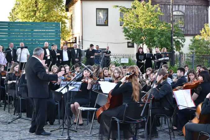 Живі скульптури та оркестр між вогнями: Луцьк провів весну музично й театрально