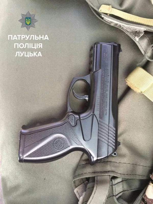 П'яний лучанин налякав працівників магазину іграшковим пістолетом (фото)