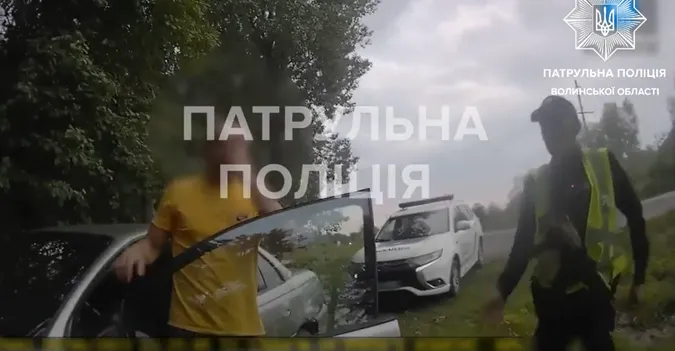 На трасі Ковель-Ягодин водій протаранив огорожу, а потім втікав від патрульних (відео)
