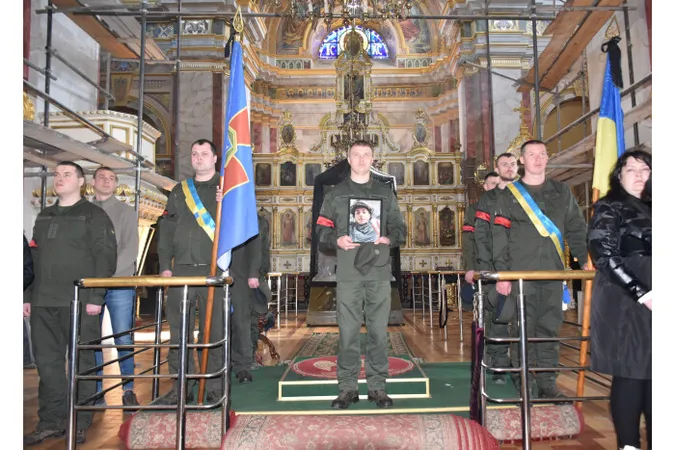 У Луцьку попрощалися із загиблим на Донеччині 25-річним Максимом Устимчуком (фото)