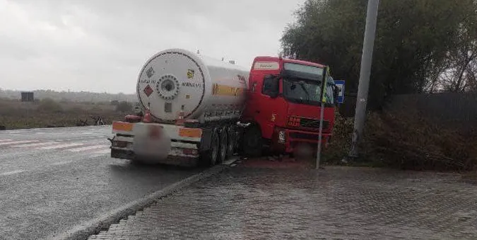 Занесло при гальмуванні: на волинській трасі вантажівка врізалась в електроопору (фото)
