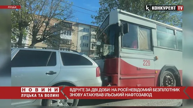 У Луцьку тролейбус «наздогнав» на світлофорі «шкоду» (фото, відео)