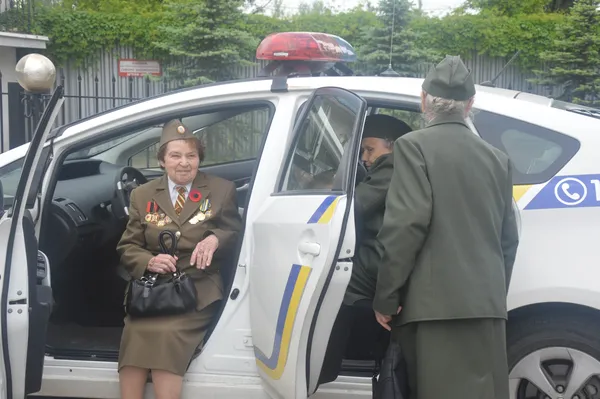 Жіночкам запропонували присісти, поки мітинг не почався