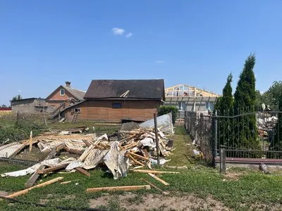 «Дах залетів аж до другого сусіда»: що коїться в селах на Волині після вчорашнього буревію (фото)