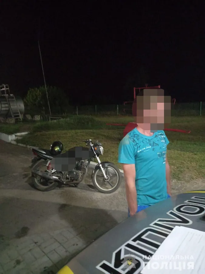 Їздив без номерів: на Волині мотоцикліст хотів підкупити патрульних (фото, відео)