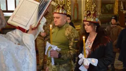 У Луцьку прикордонник, який повернувся із зони бойових дій, повінчався з дружиною (фото)