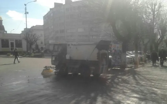 Водіїв закликають забрати автомобілі з узбіч у Луцьку