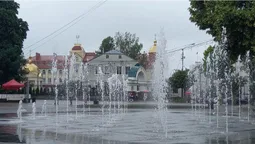 Фонтан у центрі Луцька працює навіть в дощ (фото, відео)