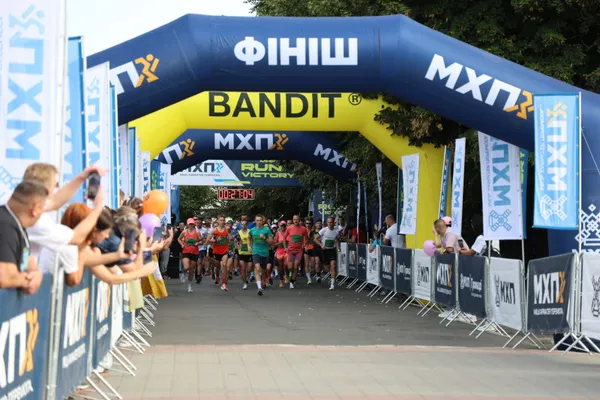 У Луцьку пробігли благодійний MHP Run4Victory: зібрані кошти спрямують на підтримку 100-ї ОМБр (фото)