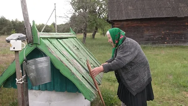 Остання на хуторі: 91-річна волинянка сама возить воду та порається на городі (фото)