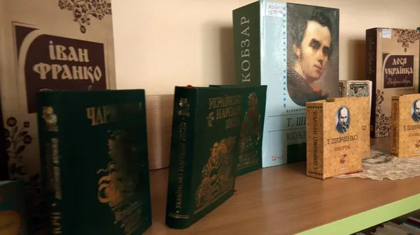 Лучанка показала власну колекцію мініатюрних книжок (відео)
