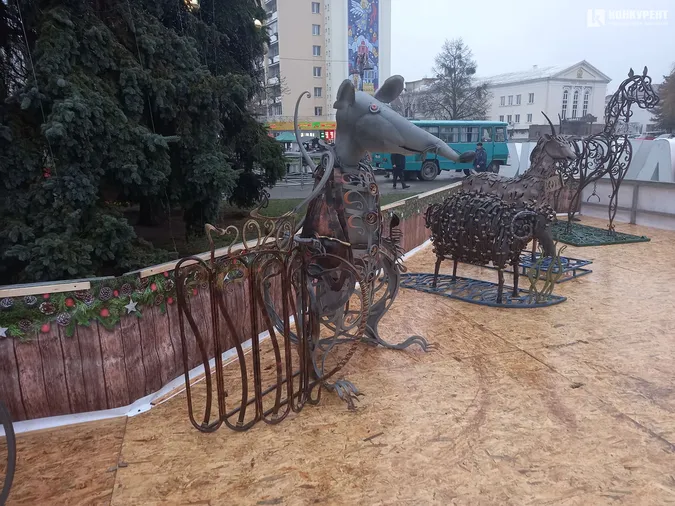 У центрі Луцька встановили кований символ нового року (фото)